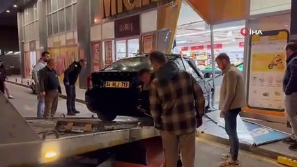 Avcılar’da hızını alamayan otomobil zincir markete daldı