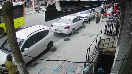 SULTANGAZİ'DE YOLUN KARŞISINA GEÇMEK İSTERKEN OTOMOBİL ÇARPTI