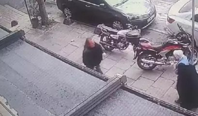 Yürürken simit parçası boğazına kaçtı: Hayat kurtaran Heimlich manevrası