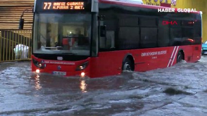 İzmir şiddetli sağanak caddeleri göle çevirdi