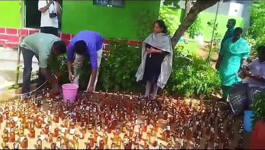 திருப்பூரில் ஒரே நேரத்தில் ஒரே இடத்தில் குவிக்கப்பட்ட 1069 மது பாட்டில்கள்; அதிகாரிகள் அதிரடி