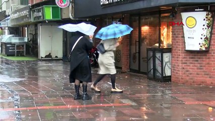 İzmir'de sağanak yağmur: Cadde ve sokaklar göle döndü