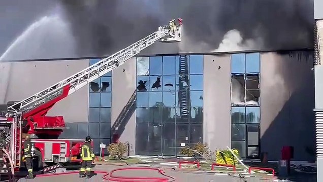 Incendio alla Pas, paura a Empoli per la nube di fumo