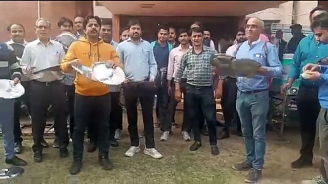 चुनाव ड्यूटी में लगे कार्मिकों को नहीं मिल रहा खाना, प्र​शिक्षण में थाली बजाकर प्रदर्शन