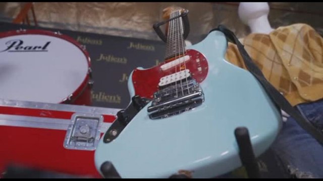 La chitarra di Kurt Cobain venduta all'asta per oltre 1,5 mln Usd