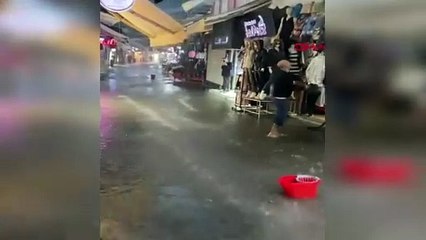 İzmir'de sağanak! Şehrin en popüler semti suyla doldu