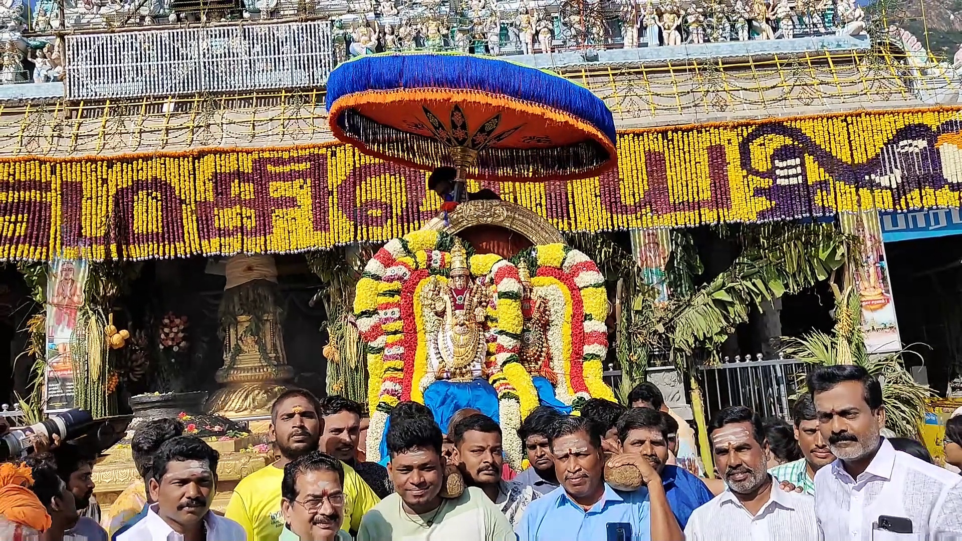 திருக்கார்த்திகை தீபத்திருவிழா; தங்க சூரிய பிரபை வாகனத்தில் அண்ணாமலையார் - ஆயிரக்கணக்கான பக்தர்கள் தரிசனம்