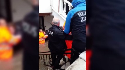 Balıkesir'de şiddetli yağış nedeniyle su dolan evde mahsur kalanları itfaiye kurtardı
