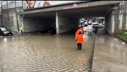 Maltepe'de alt geçidi su bastı, sürücüler zor anlar yaşadı