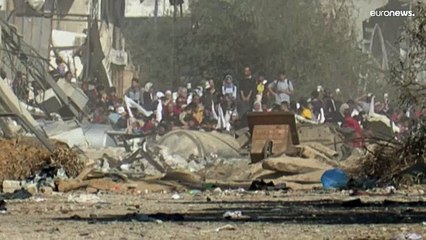 شاهد: بعضهم مصاب أو بأطراف مبتورة.. خروج المئات من مستشفى الشفاء بغزة بعد إنذار إخلائه