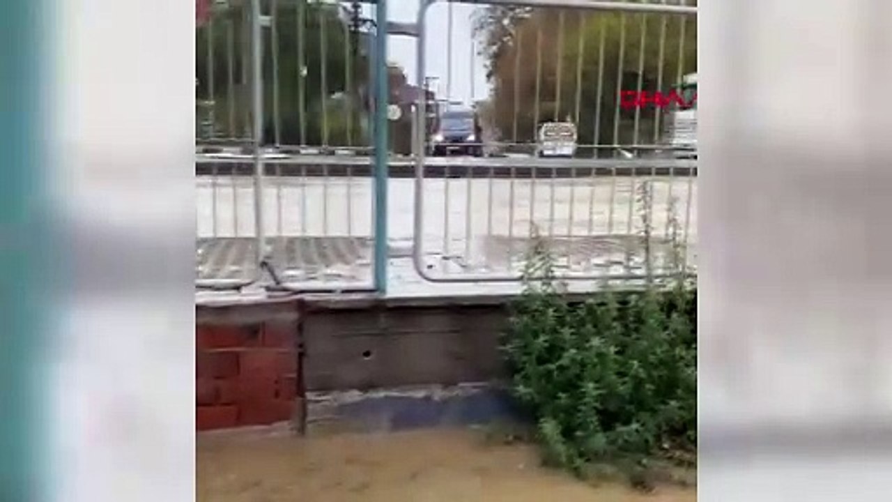 Turgutlu'da Sağanak Yağış Sonrası Cadde ve Sokaklar Göle Döndü