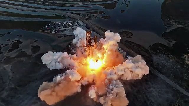 SpaceX, il decollo del razzo Starship prima dell'esplosione