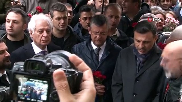 CHP Genel Başkanı Özgür Özel, Hrant Dink'in Öldürüldüğü Yere Karanfil Bıraktı