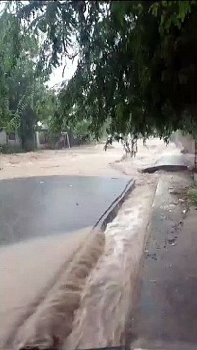 Intensas lluvias bloquean caminos y la carretera Las Yayitas, en la provincia de Azúa