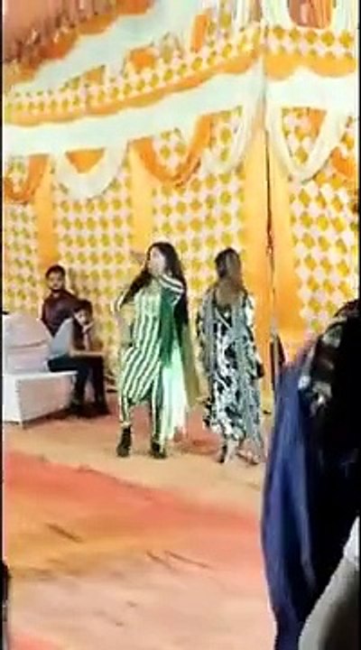 Video: नुमाइश में चल रही डांस पार्टी में बार बालाओं के ठुमके, वीडियो हुआ वायरल