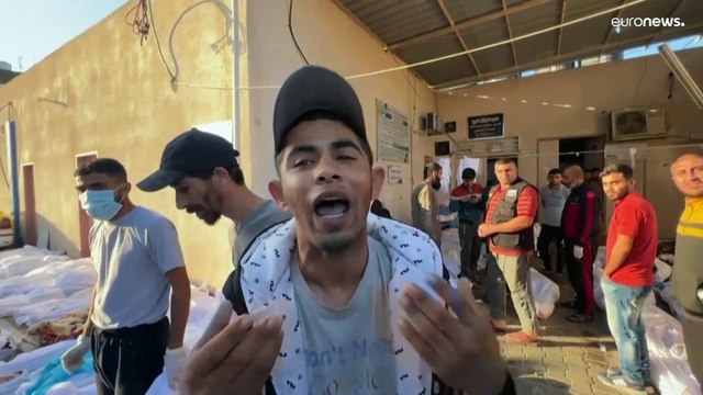 مشاهد يدمى لها القلب.. أهالي غزة يقيمون صلاة الجنازة على أحبائهم أمام المستشفى الإندونيسي