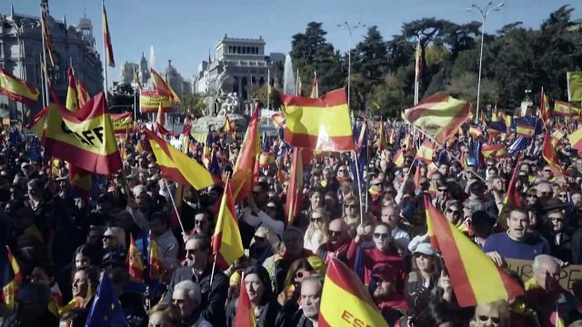 Multitud rechaza a Pedro Sánchez en la plaza Cibeles de Madrid
