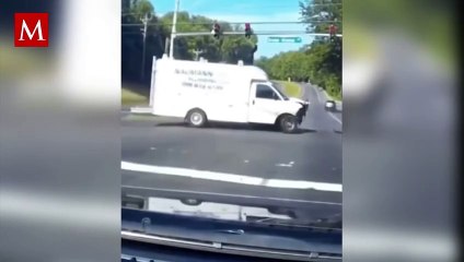 Motociclista evita choque entre dos vehículos y milagrosamente pone a salvo su vida