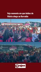 Aos gritos de "É Campeão", torcida do Vitória recepciona ônibus do rubro-negro no Barradão; assista