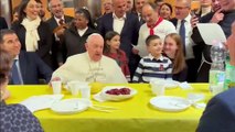 Papa Francesco canta divertito con i bambini 