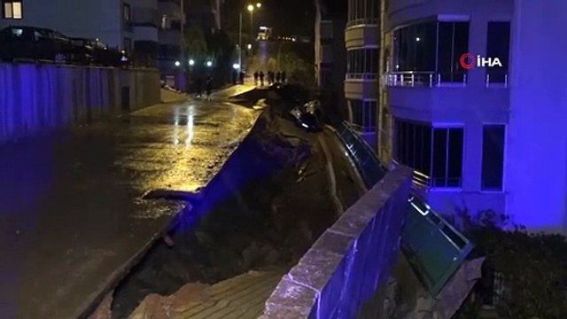Bursa'da yağışın etkisiyle istinat duvarı çöktü, araçlar hasar gördü