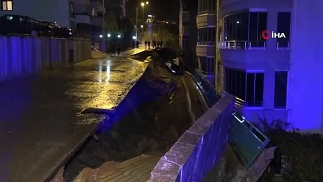 Bursa'da yağışın etkisiyle istinat duvarı çöktü, araçlar hasar gördü