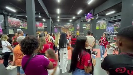 Sem acesso ao campo, familiares de jogadores acompanham cerimônia na academia do Vitória