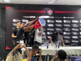 Campeão: Leo Condé leva banho em coletiva após jogo do Vitória