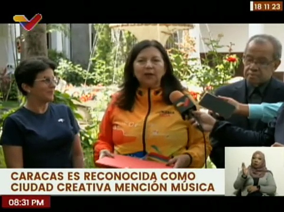 Min. Oblitas entrega a la Alc. Melendez reconocimiento por la UNESCO a Caracas como ciudad creativa