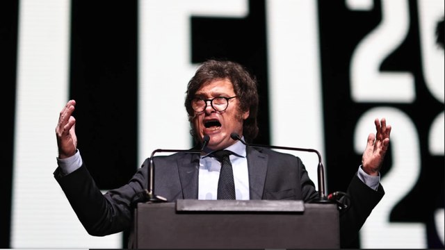 Este es Javier Milei, el libertario que sacudió la política argentina con su controversial estilo y propuestas disruptivas