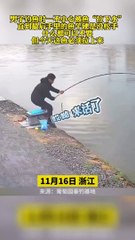 男子釣到大魚被拖下水，死死抓著魚竿不放手。The man fishing was dragged into the water.