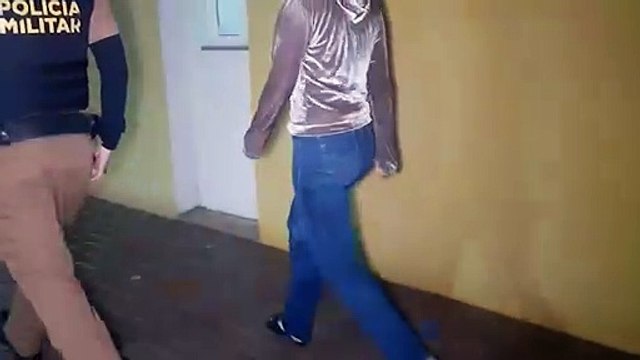 Jovem encontra cartão bancário na rua, efetua compras e acaba detida