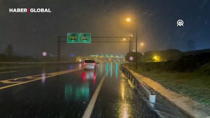 İstanbullulara kar sürprizi! Yerler beyaz örtüyle kaplandı