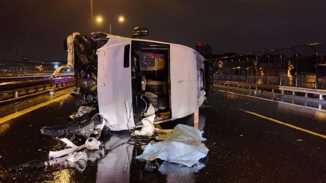 Servis minibüsü bariyerlere girdi: 1 ölü 1 yaralı