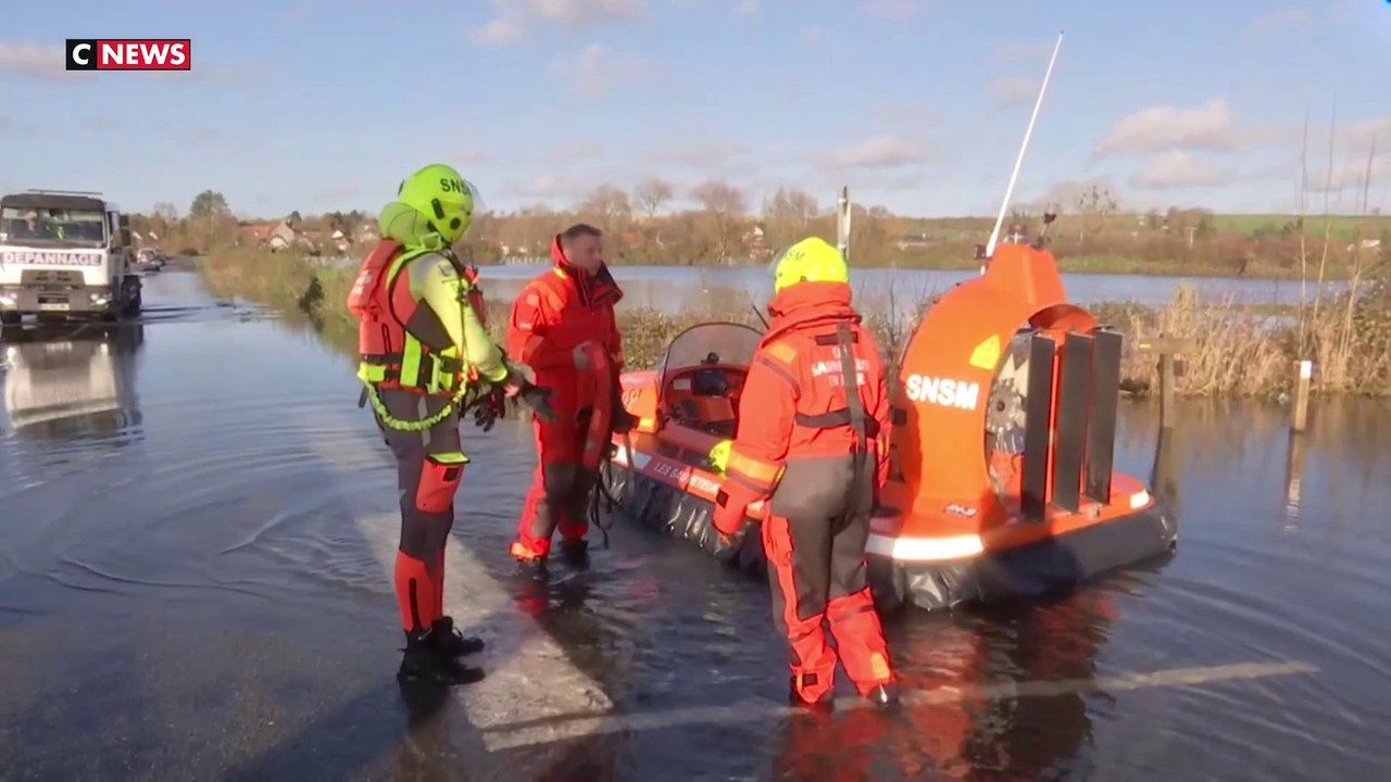 Inondations : les sauveteurs au secours des hab...