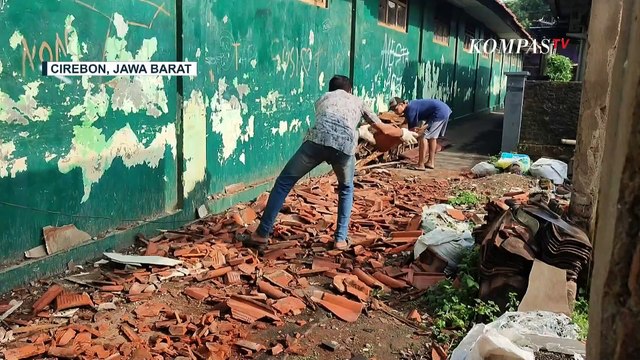 Atap Bangunan SDN 1 Kedungdawa Ambruk Akibat Diterjang Hujan Angin, Siswa Pindah ke Aula Gor Desa