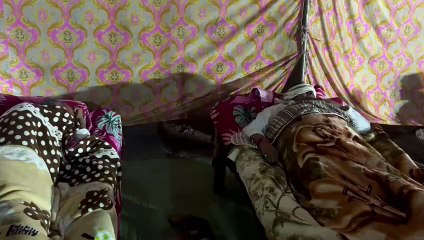 टेंट में सोते दिग्विजय सिंह व समर्थक