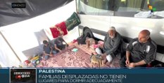 Familia palestina desplazada duerme en un bus y sufre escasez de agua y alimentos