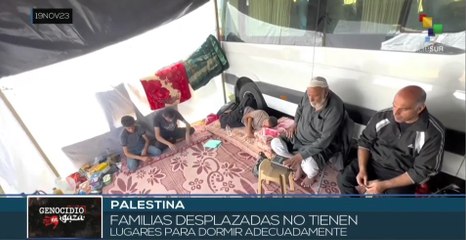 Familia palestina desplazada duerme en un bus y sufre escasez de agua y alimentos