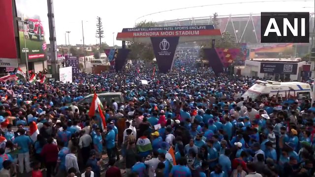 IND vs AUS: वर्ल्ड कप फाइनल के पहले स्टेडियम के बाहर दिखा ‘नीली जर्सी’ का सैलाब, वीडियो आया सामने