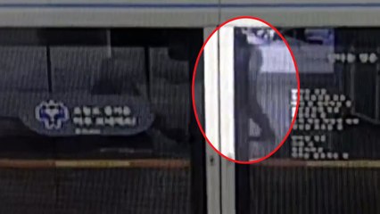 지하철에서 취한 승객 '돕는 척'...휴대전화 절도범 구속송치 / YTN