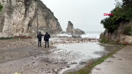 Amasra'da fırtına nedeniyle balıkçı tekneleri limana çekildi