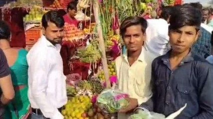 रोहतास: छठ पर्व के मौके पर जरुरतमंदों की मदद को बढे हाथ, फल का किया वितरण