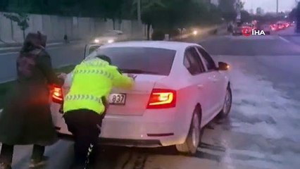 Elazığ'da Otomobili Bozulan Kadın Sürücüye Polis Yardımı