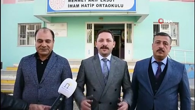 Kaymakam okul duvarını boyamak için kolları sıvadı