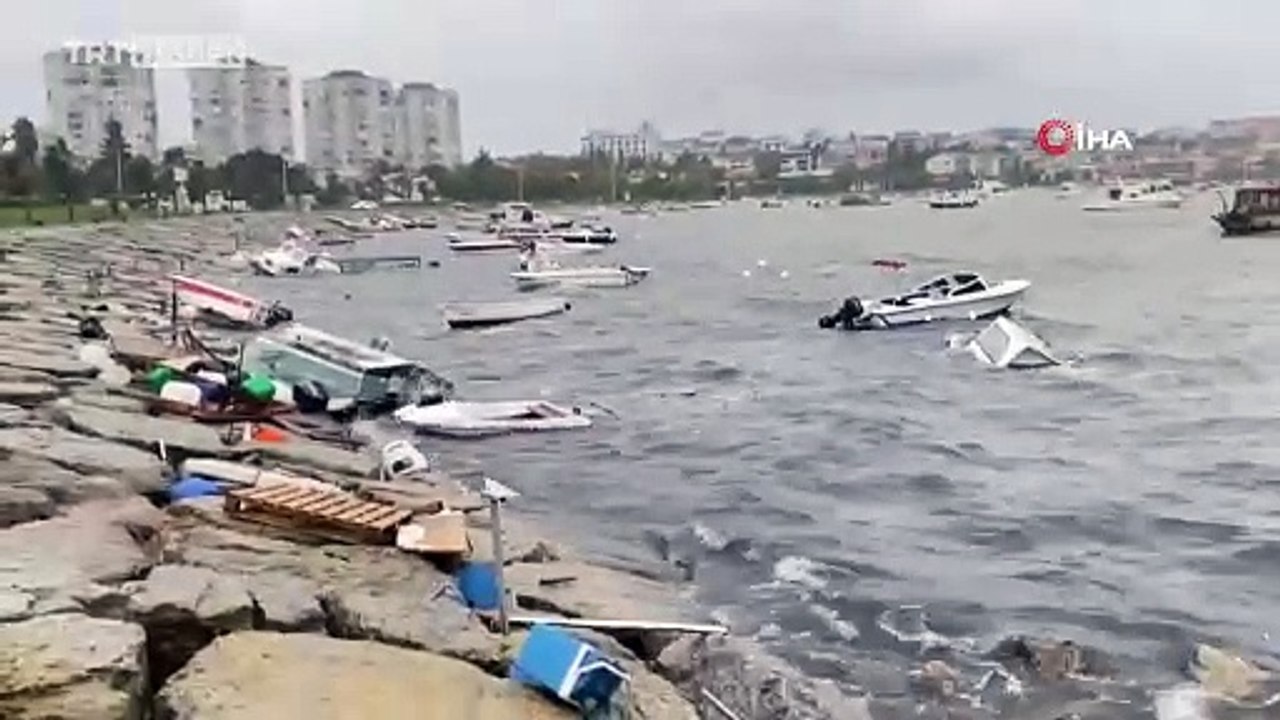 Fırtına tekneleri devirdi