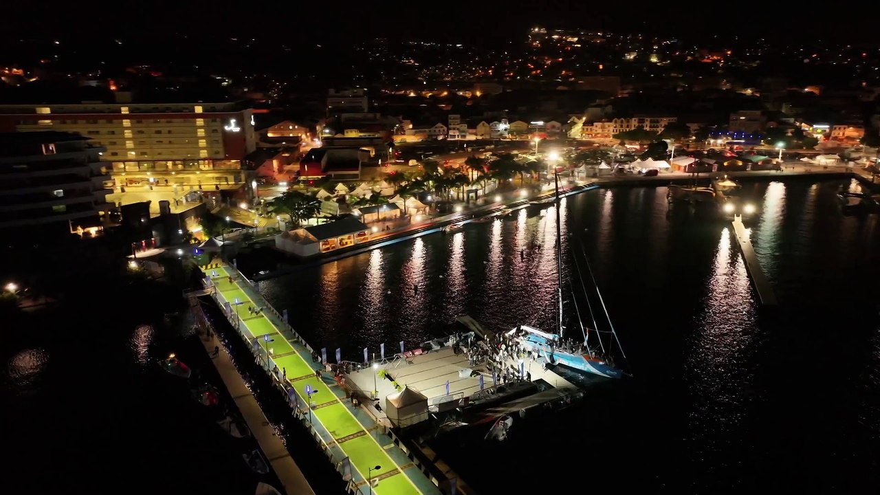 dimanche-19-11-2023-arrivee-du-1er-imoca-avant-jury-for-people-ligne-pontons-interview