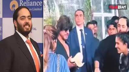 Shah Rukh Khan के हाथ में भरी महफिल में  डाल दिया सांप, भड़के Fans ने लगाई Anant Ambani की Class!