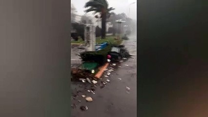 Zonguldak'ta fırtınanın etkisiyle karaya çarpan kuru yük gemisi ikiye bölündü