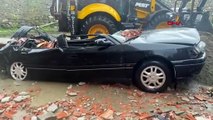 Zonguldak'ta Sağanak ve Fırtına Sonucu Ağaçlar Devrildi ve Araçlara Zarar Verdi